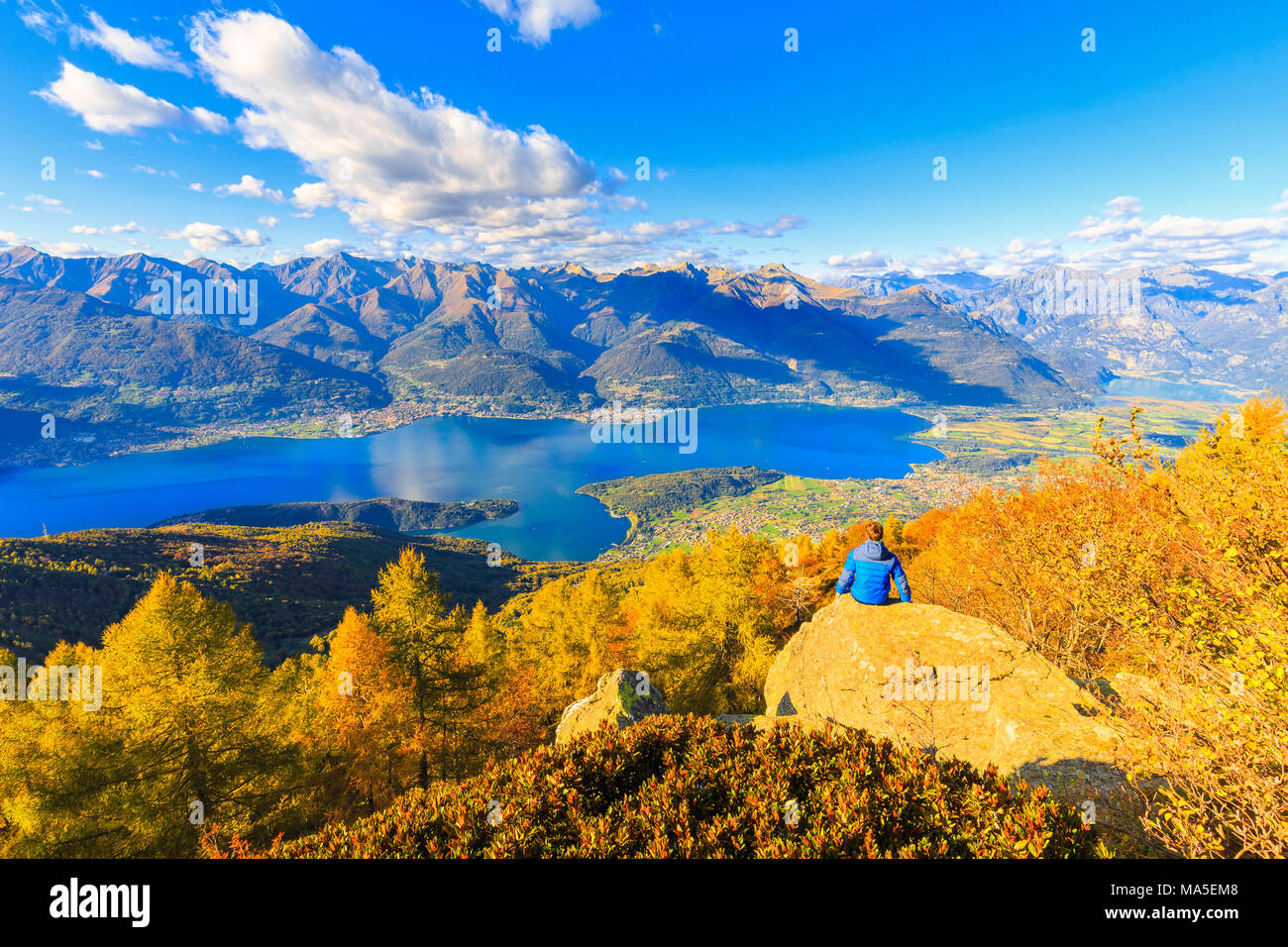 Lookout dalla cima del Legnoncino durante l'autunno. Il Monte Legnoncino, Valvarrone, Lombardia, Italia. Foto Stock