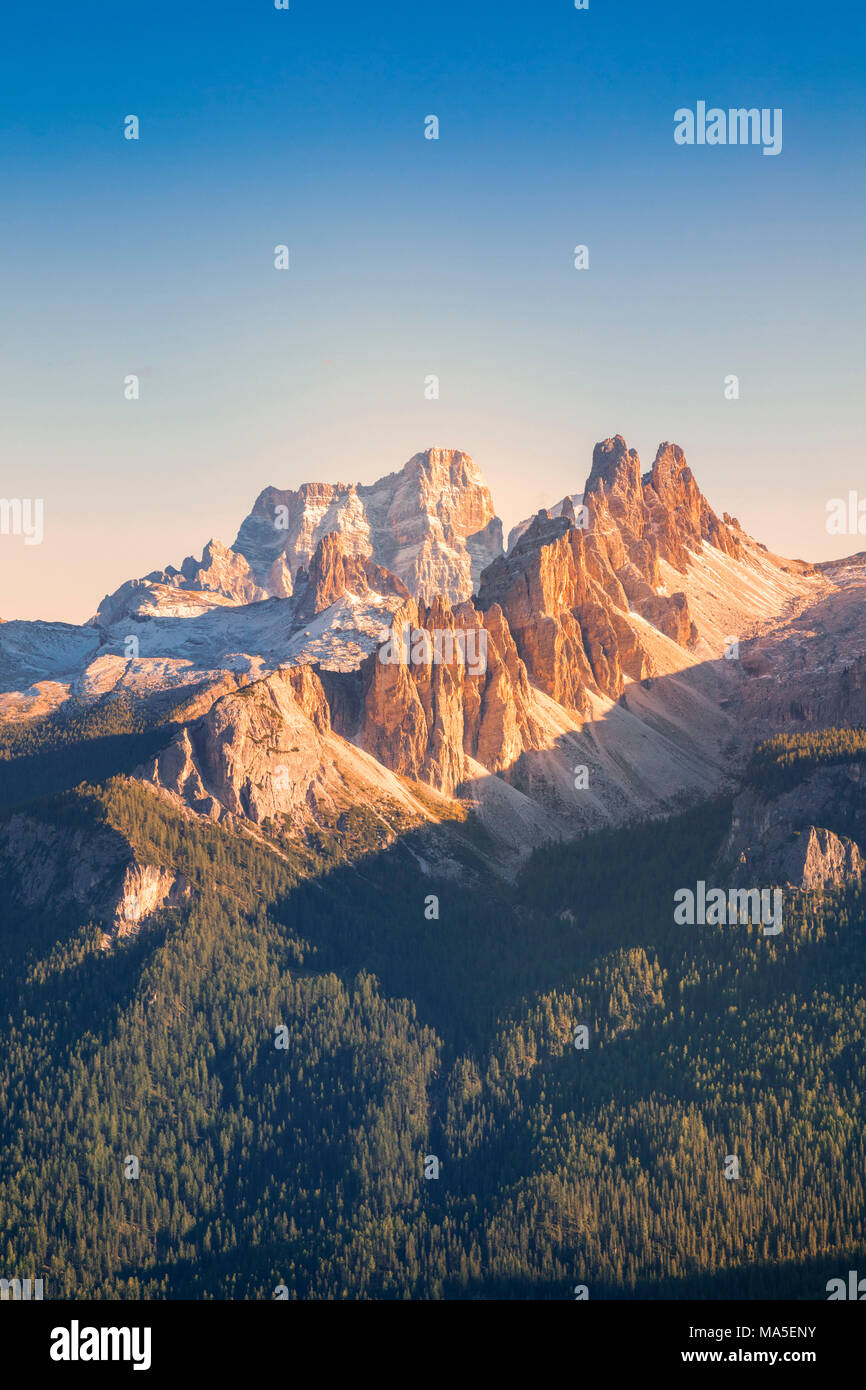 Croda da Lago e Monte Pelmo in background, Dolomiti, Cortina d Ampezzo, Belluno, Veneto, Italia Foto Stock