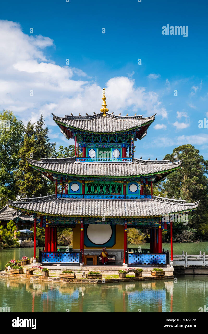 Pagoda in Black Dragon Pool, Lijiang, nella provincia dello Yunnan in Cina,Asia,Asian,Asia Orientale,Estremo Oriente Foto Stock