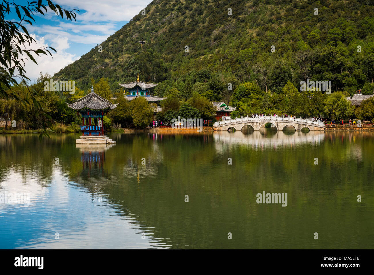 Ponte arcuato al Black Dragon Pool, Lijiang, nella provincia dello Yunnan in Cina, Asia, Asia, Asia orientale, Estremo Oriente Foto Stock