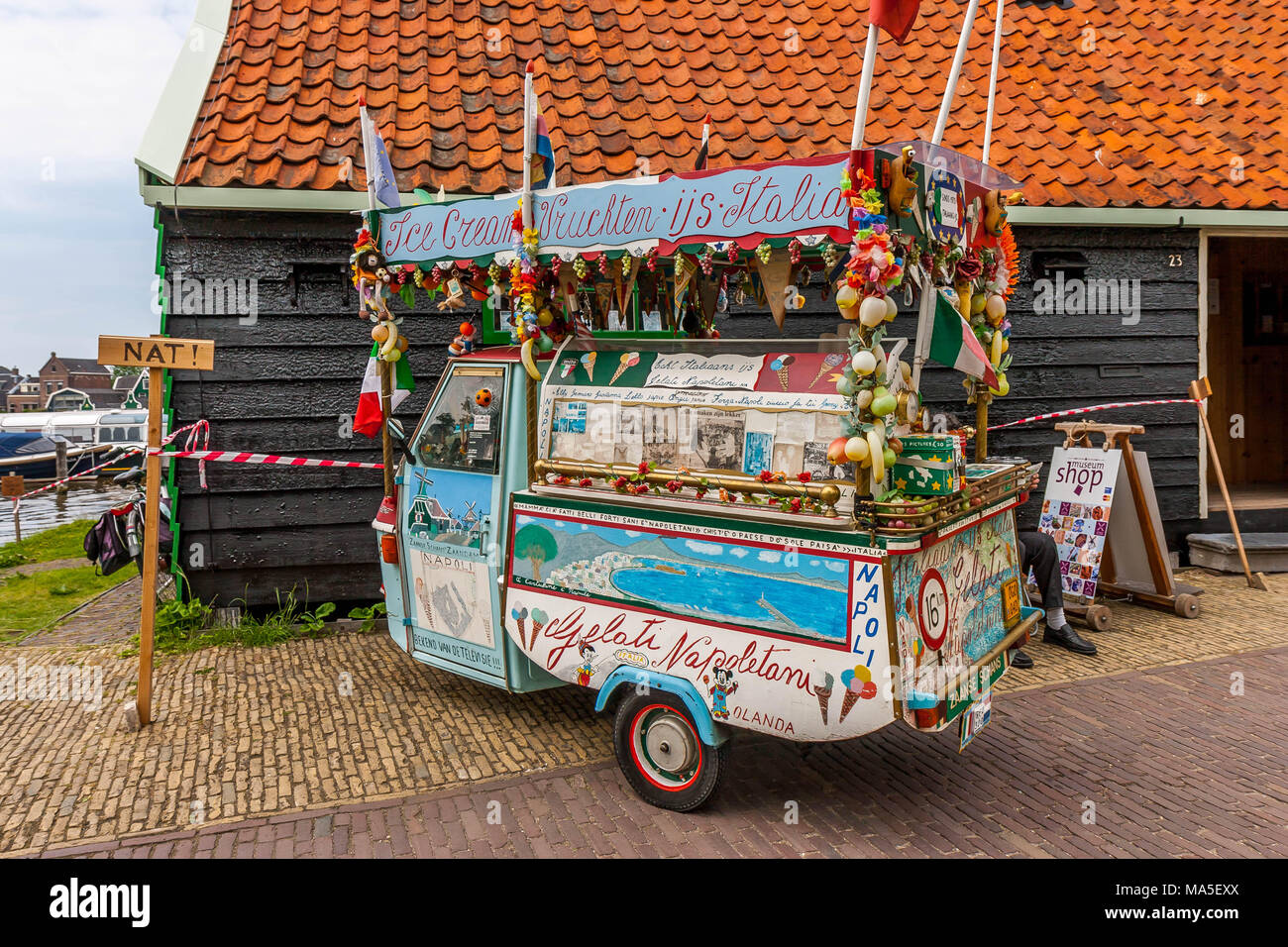 Colorato spuntini e dolci carrello a Zaandam, Paesi Bassi Foto Stock