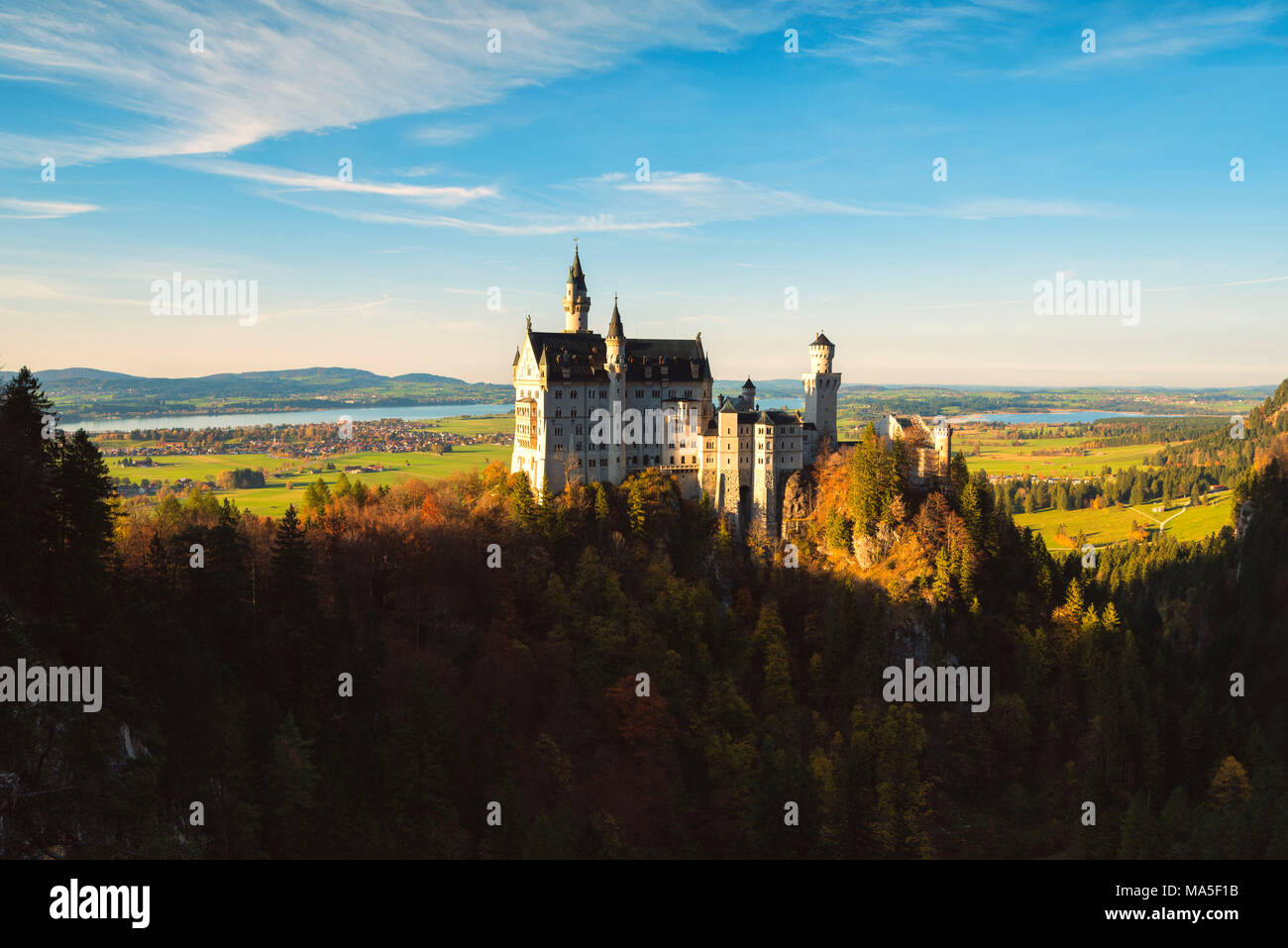 Il Castello di Neuschwanstein in autunno al tramonto Europa, Germania, il Land della Baviera, Baviera sudoccidentale, Fussen, Schwangau Foto Stock