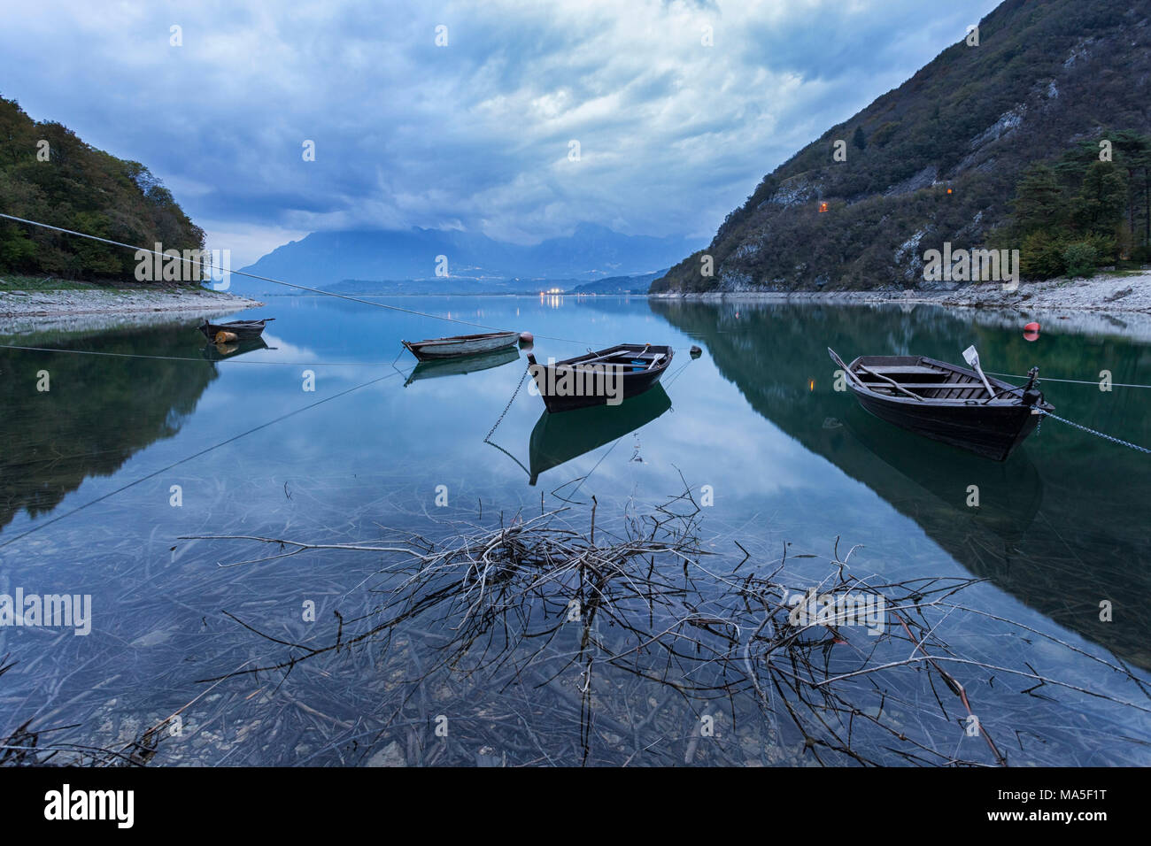 Barche a Santa Croce Lago, Alpago Belluno Prealpi, Veneto, Italia. Foto Stock