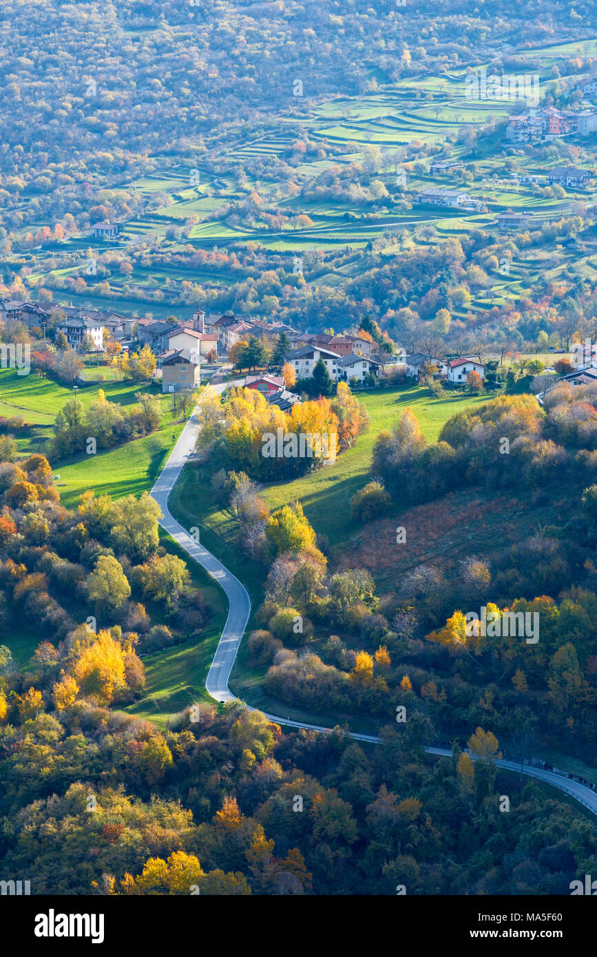 Piccola cittadina in autunno l'Europa, Italia, Trentino Alto Adige, Trento distretto, Brentonico Foto Stock