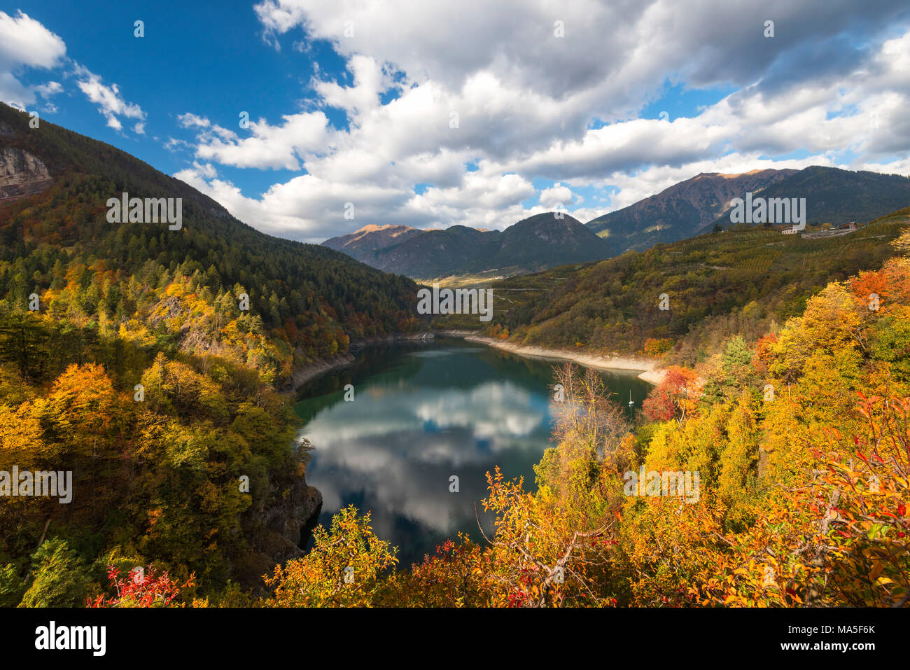 Santa Giustina lago in autunno l'Europa, Italia, Trentino Alto Adige, Val di Non, Cles, distretto di Trento Foto Stock
