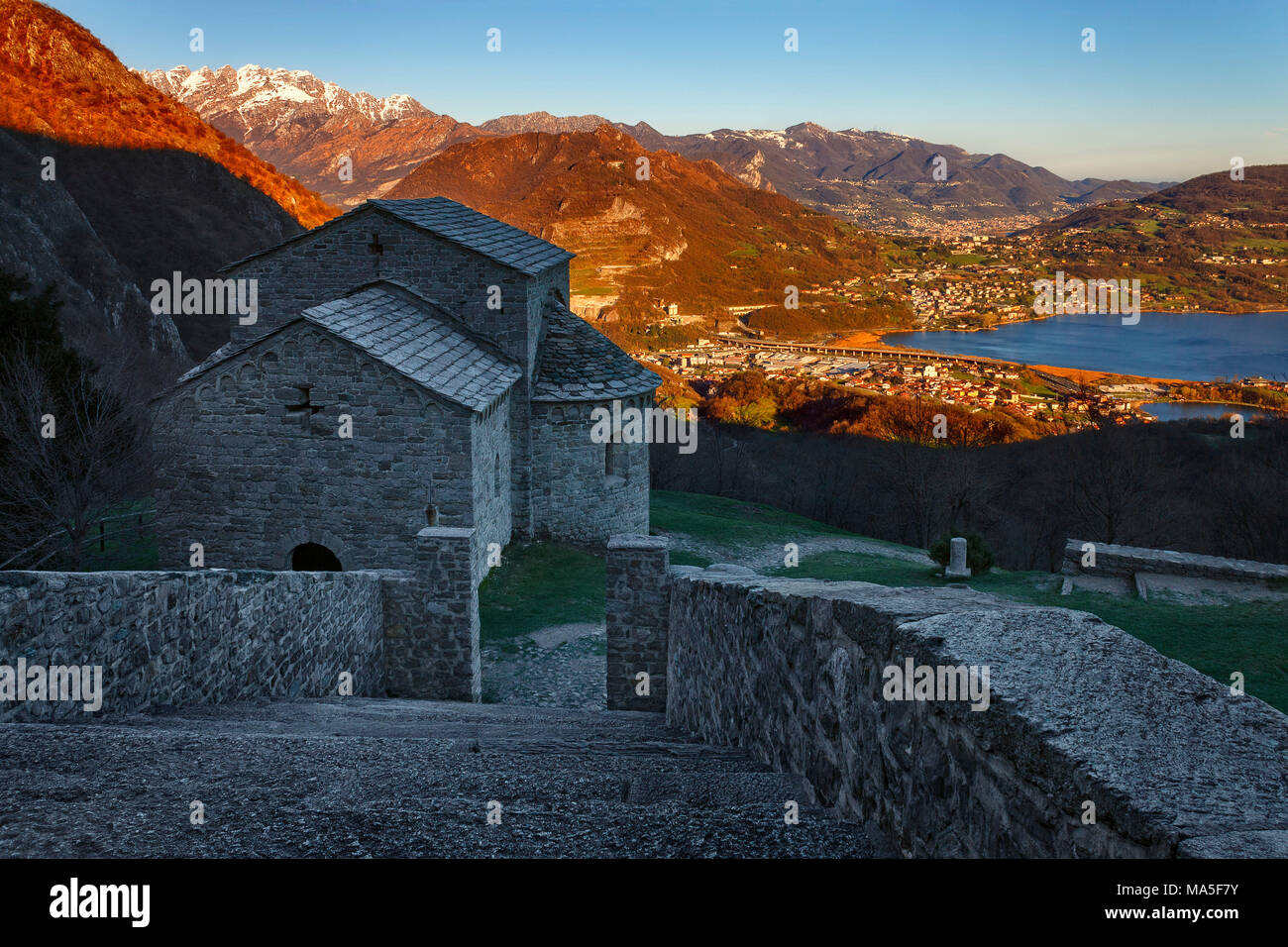 Una vista della Brianza da San Pietro al Monte abbey, valle dell'Oro, Civate, provincia di Lecco, Brianza, Lombardia, Italia, Europa Foto Stock