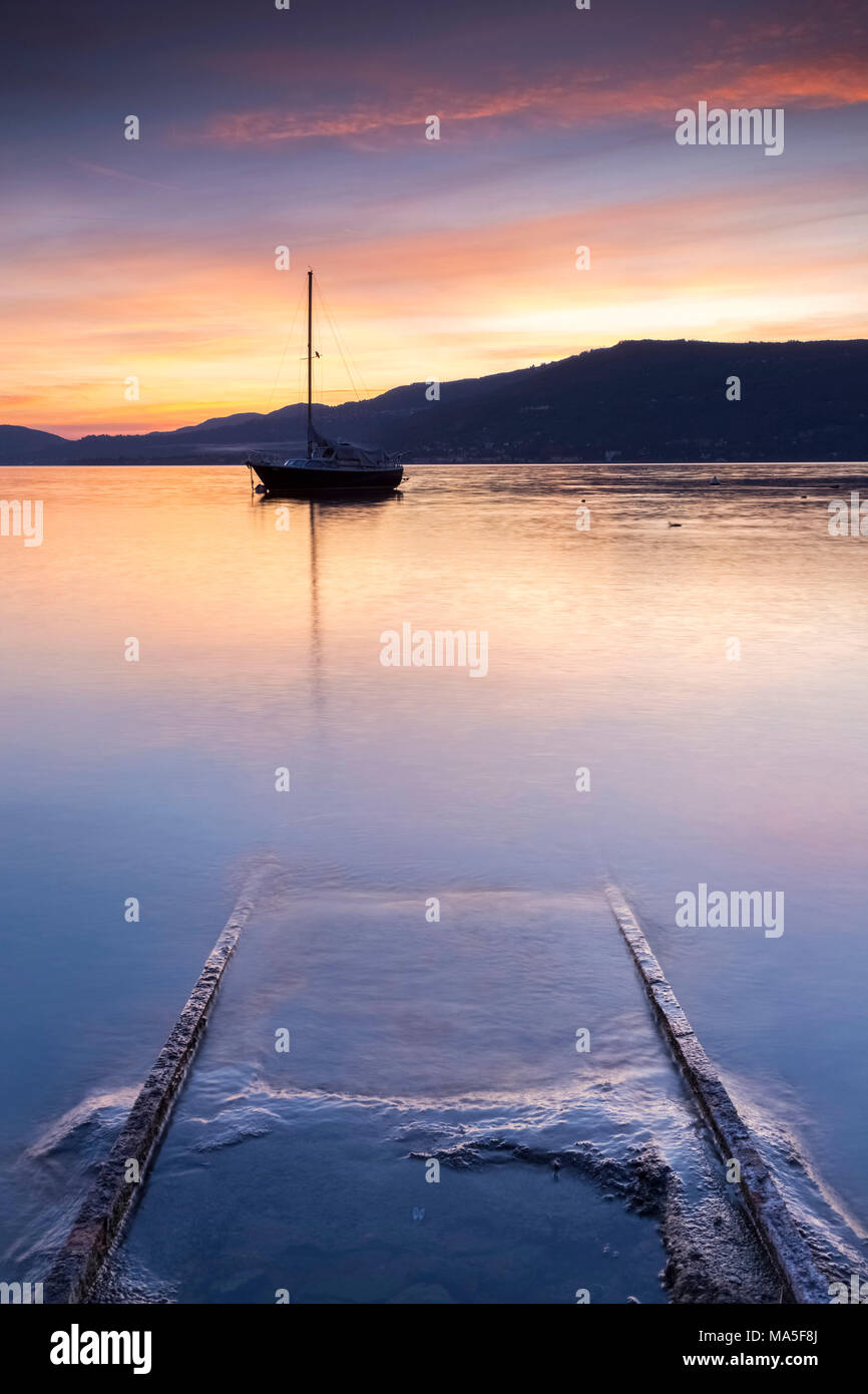 Sono emerse le rotaie in barca a Sasso Moro dock durante un tramonto autunnale, Sasso Moro, Leggiuno, Lago Maggiore, provincia di Varese, Lombardia, Italia. Foto Stock