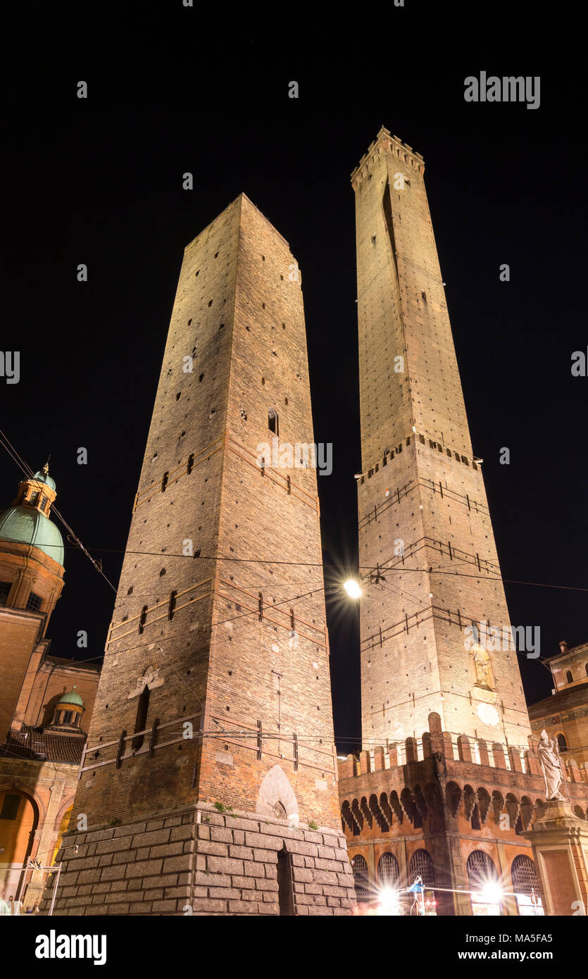 Vista della Torre degli Asinelli e Torre della Garisenda da Piazza di Porta Ravegnana piazza di sera. Bologna, Emilia Romagna, Italia. Foto Stock