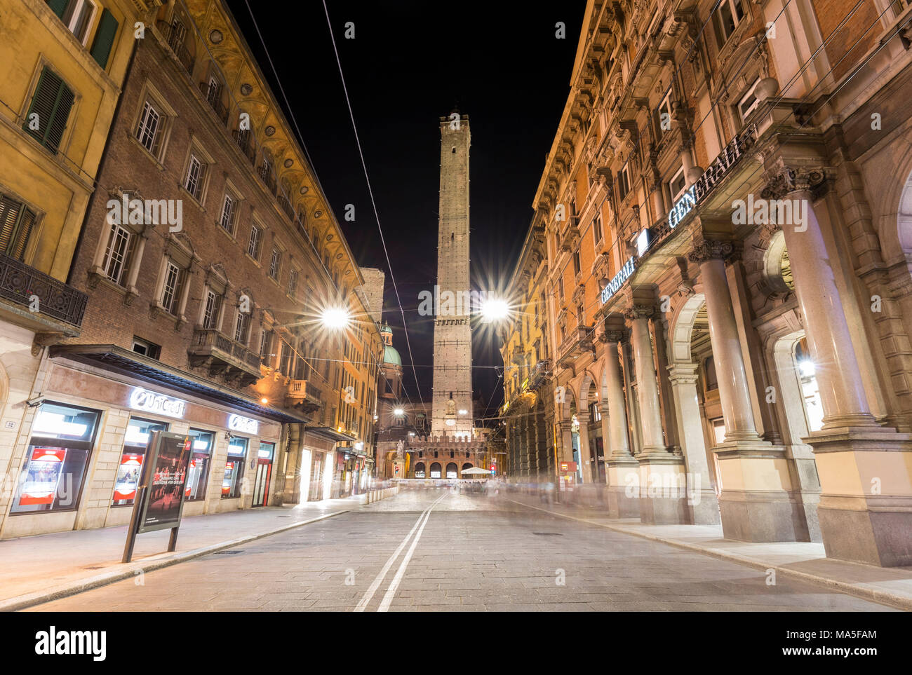 Vista della Torre degli Asinelli da via Rizzoli di notte. Bologna, Emilia Romagna, Italia. Foto Stock