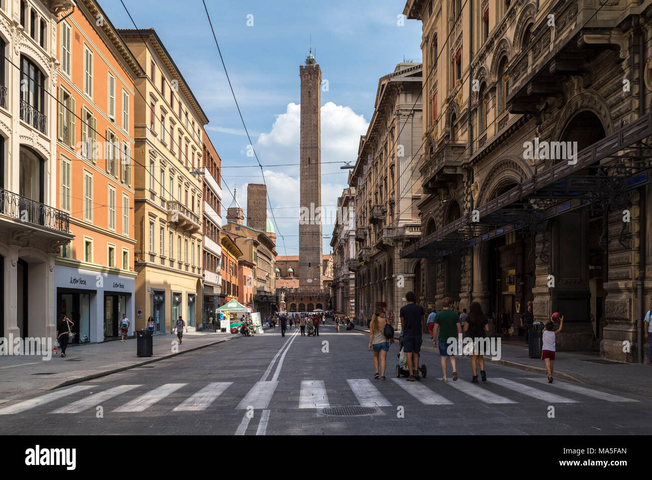 Vista della Torre degli Asinelli e Torre della Garisenda da via Rizzoli. Bologna, Emilia Romagna, Italia. Foto Stock