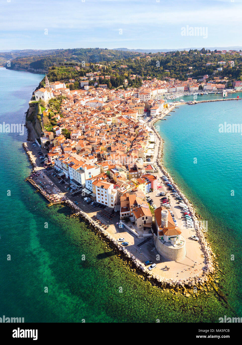 Pirano, Istria slovena, Slovenia. Vista aerea della città circondato dal mare Mediterraneo. Foto Stock