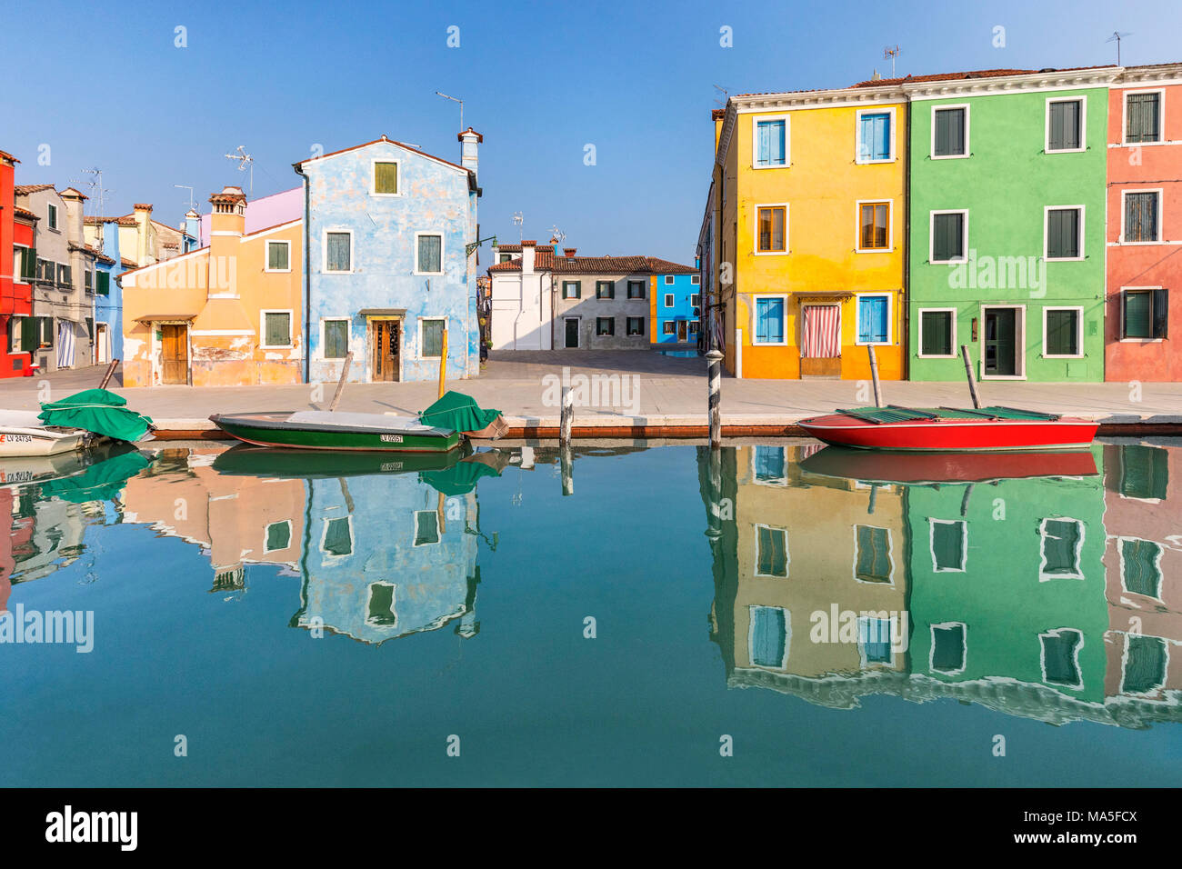 Case colorate di Burano si riflette nell'acqua Canal, Venezia, Veneto, Italia Foto Stock