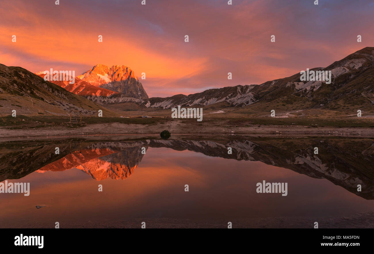 Il Corno Grande del Gran Sasso di sunrise, Campo Imperatore, L'Aquila district, Abruzzo, Italia Foto Stock