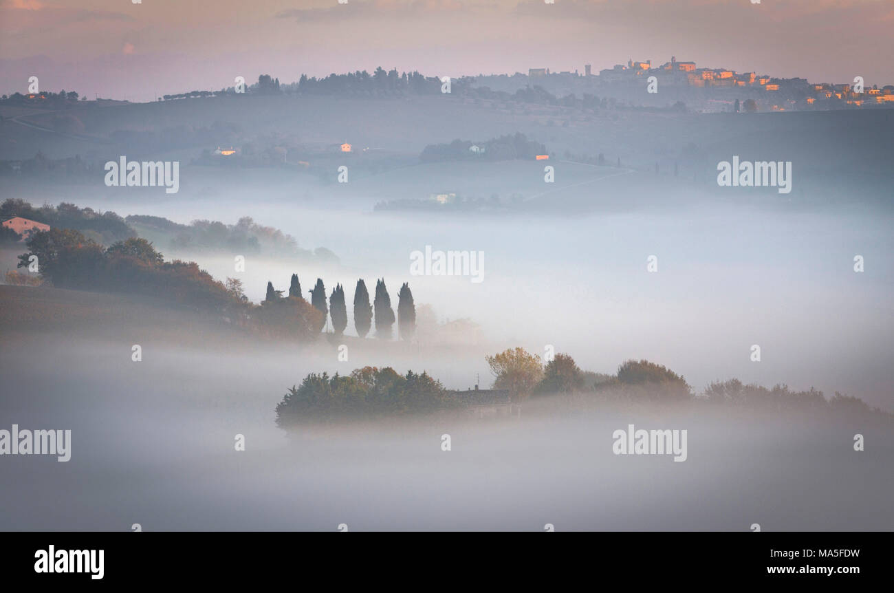 Sunrise in campagna di Montelupone village, Macerata distretto, Marche, Italia Foto Stock