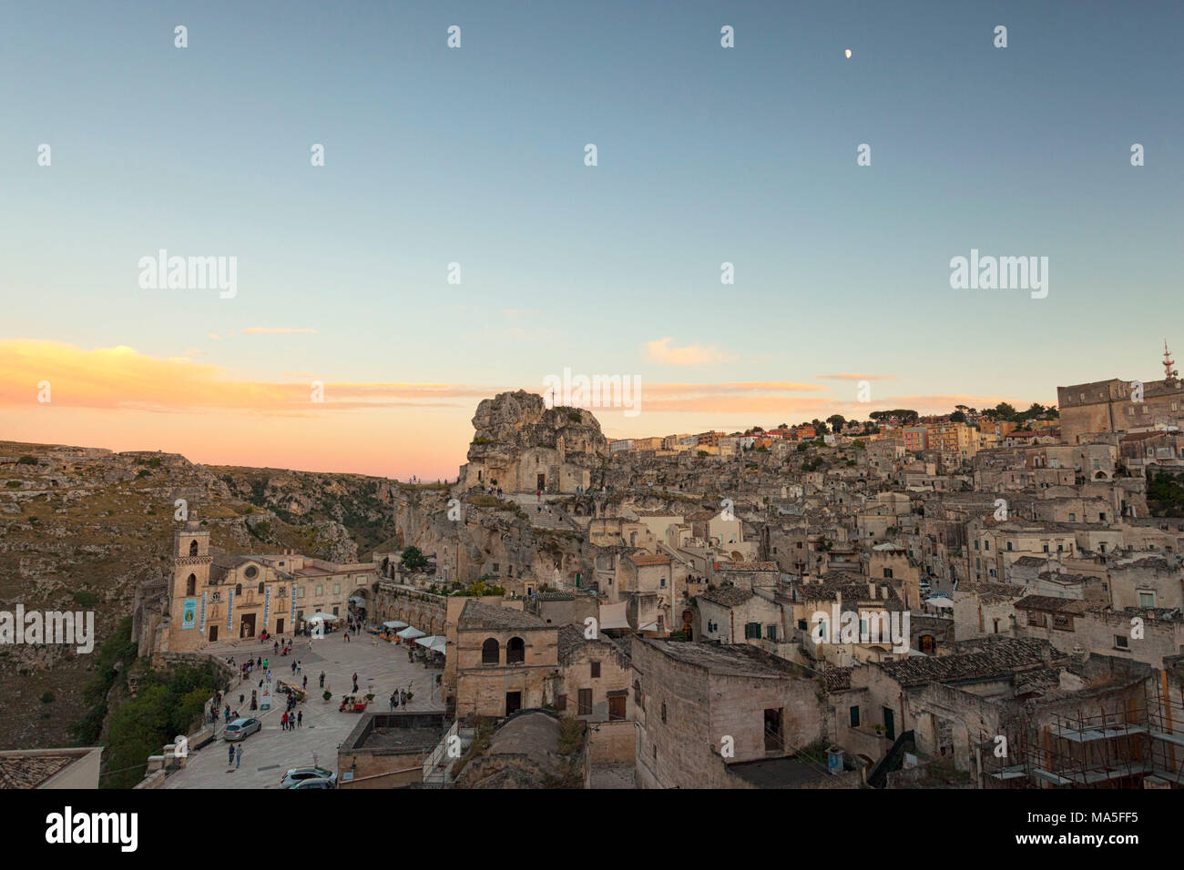 Vista della città antica e il centro storico chiamato Sassi appollaiato sulla roccia sulla cima di una collina, Matera, Basilicata, Italia, Europa Foto Stock