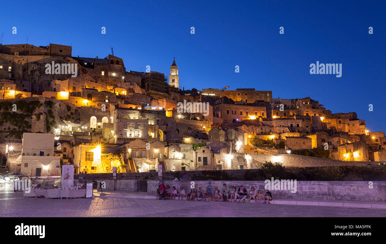 Vista della città antica e il centro storico chiamato Sassi appollaiato sulla roccia sulla cima di una collina, Matera, Basilicata, Italia, Europa Foto Stock