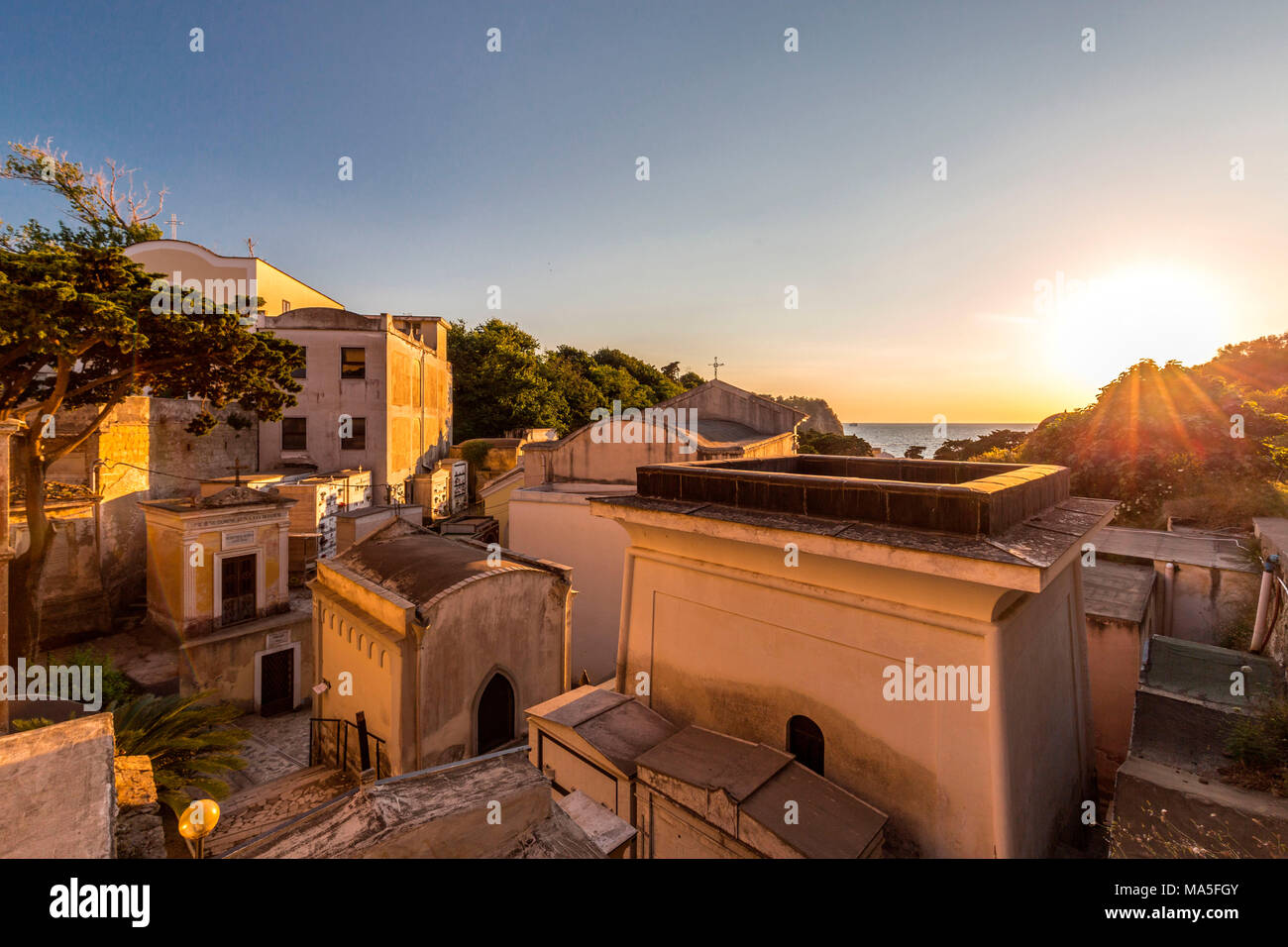 L'Italia, Campania, Provincia di Napoli, Procida. Il cimitero al tramonto Foto Stock