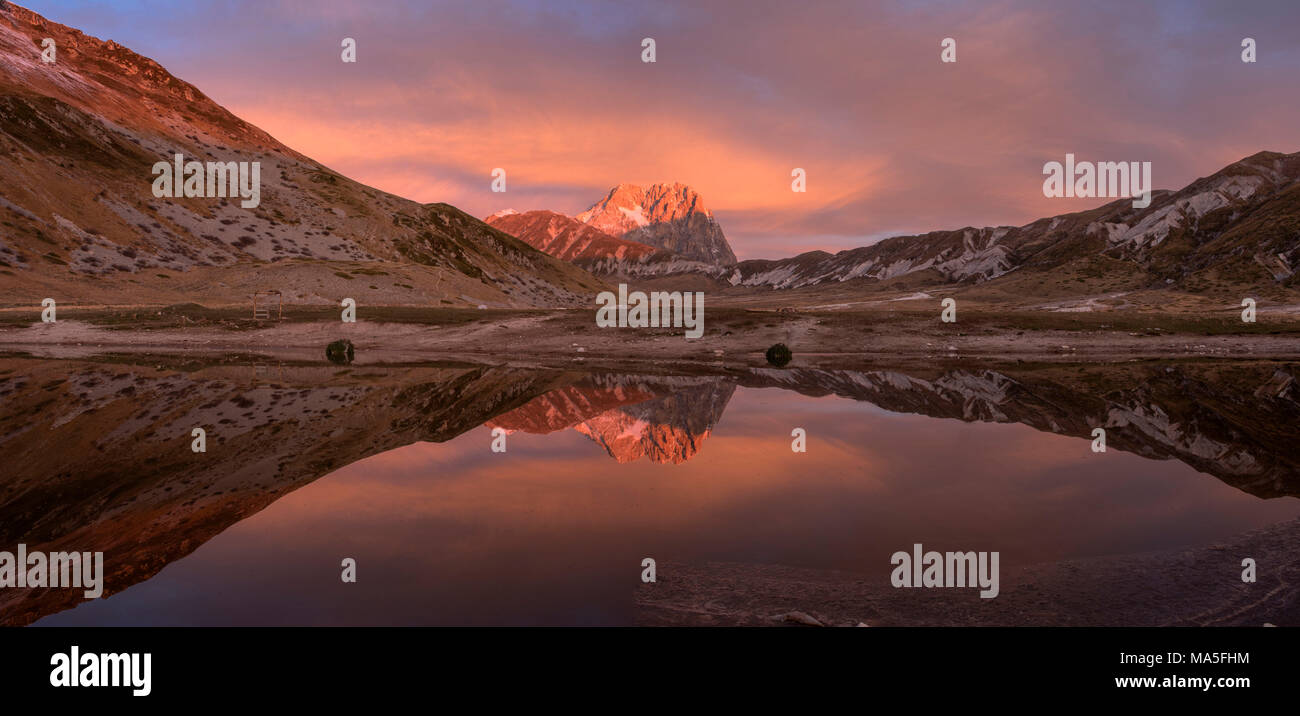 Il Corno Grande del Gran Sasso di sunrise, Campo Imperatore, L'Aquila district, Abruzzo, Italia Foto Stock