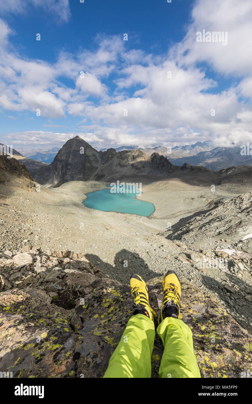 Escursionista si trova sulle rocce intorno al Lej Lagrev, Silvaplana, nel canton Grigioni, Engadina, Svizzera Foto Stock