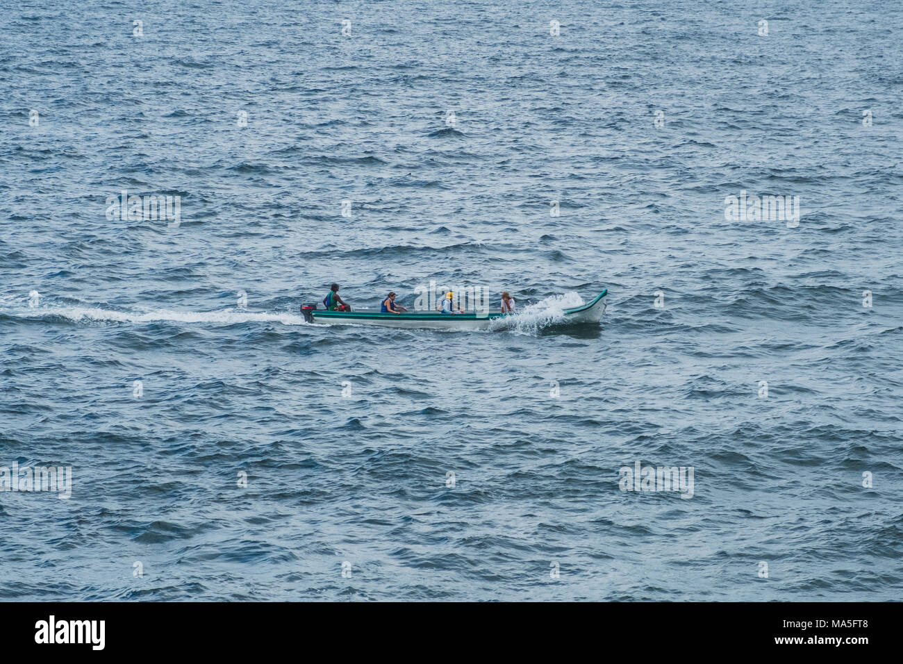 Piccolo motoscafo in legno su ocean - persone in barca Foto Stock