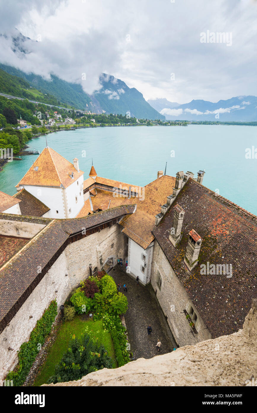 Lago Leman visto dalla torre del castello di Chillon, Canton Vaud, Svizzera, alpi svizzere Foto Stock