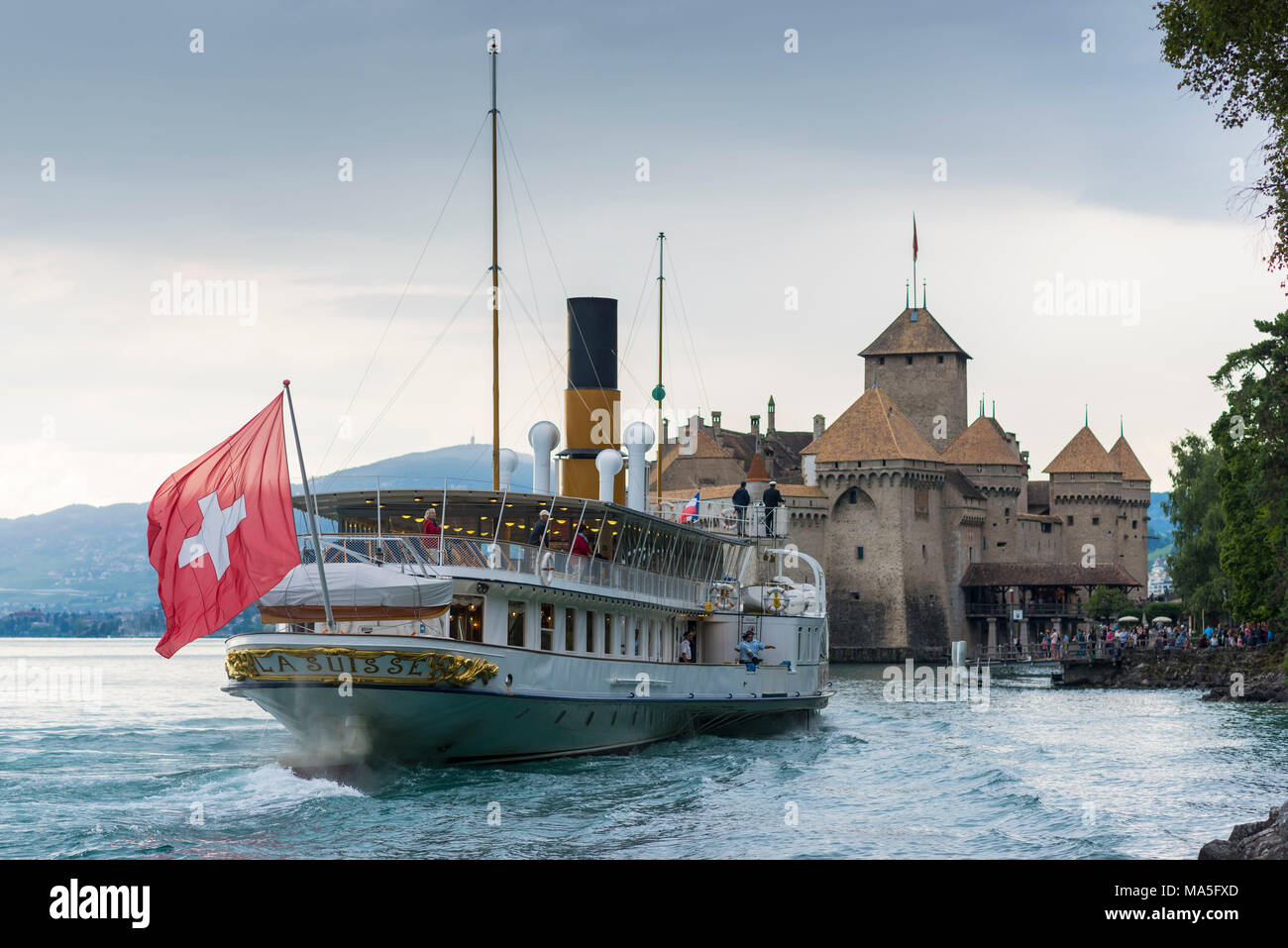 Barca lo sbarco nei pressi del castello di Chillon, Canton Vaud, Svizzera, alpi svizzere Foto Stock