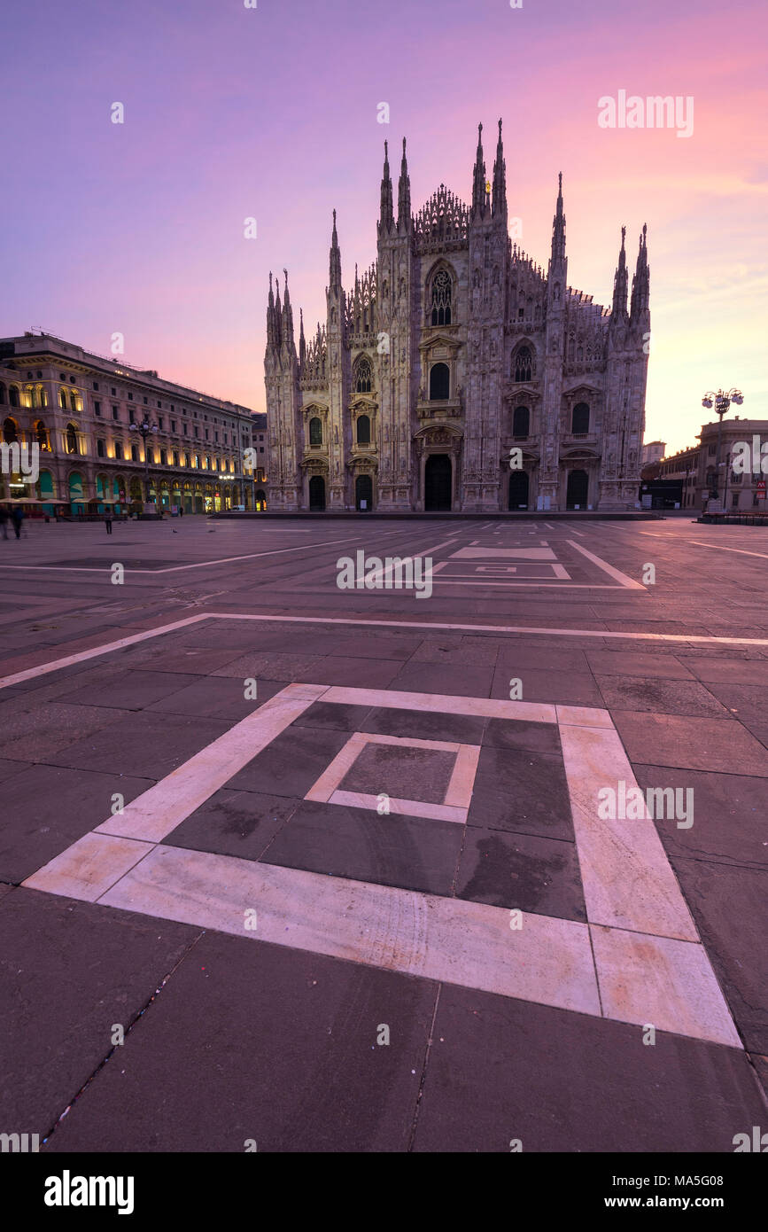 Vista della piazza e il Duomo gotico, l'icona di Milano, Lombardia, Italia, Europa. Foto Stock