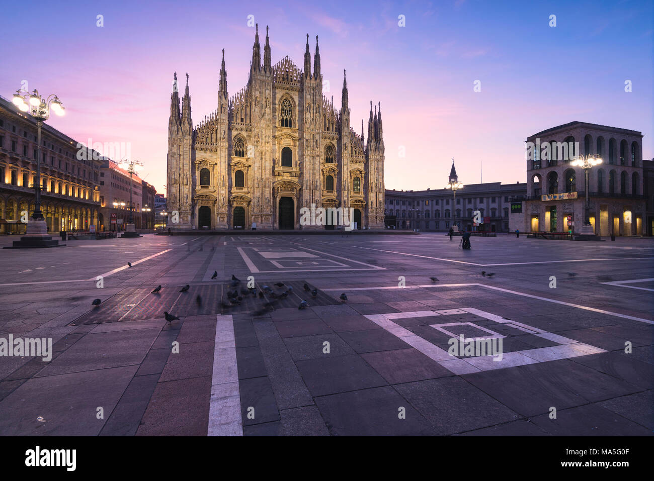 Vista della piazza e il Duomo gotico, l'icona di Milano, Lombardia, Italia, Europa. Foto Stock