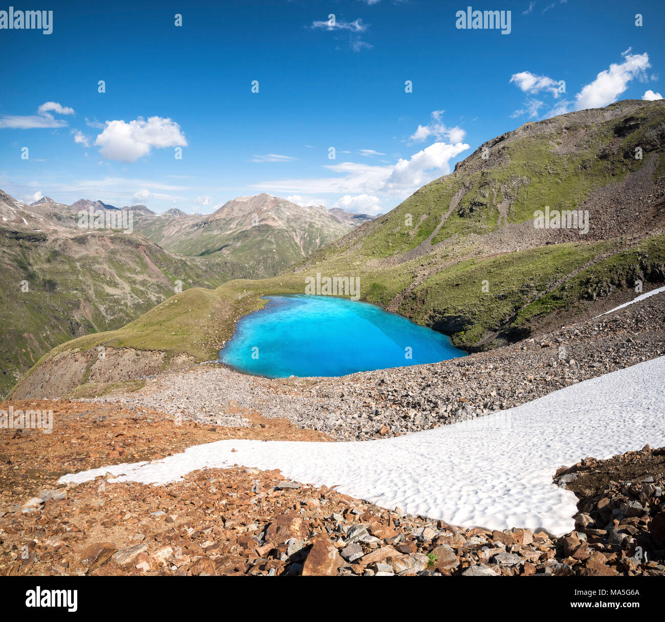 L'ultima neve dell'anno al Lago vago, Livigno, provincia di Sondrio e della Valtellina, Lombardia, Italia, Europa Foto Stock