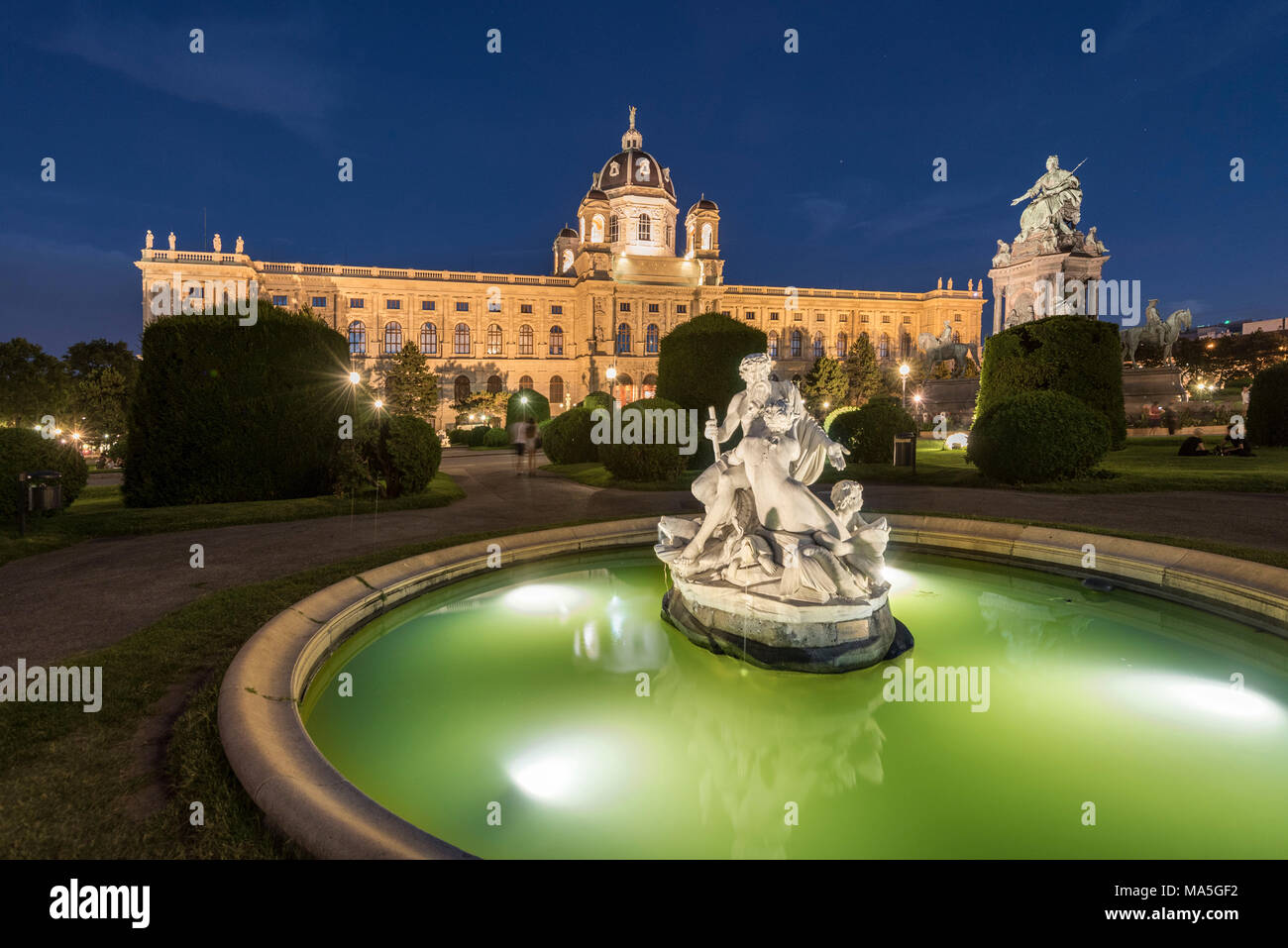 Vienna, Austria, l'Europa. Tritons e Naiads fontana a Maria Teresa piazza con il Museo di Storia dell'arte in background Foto Stock