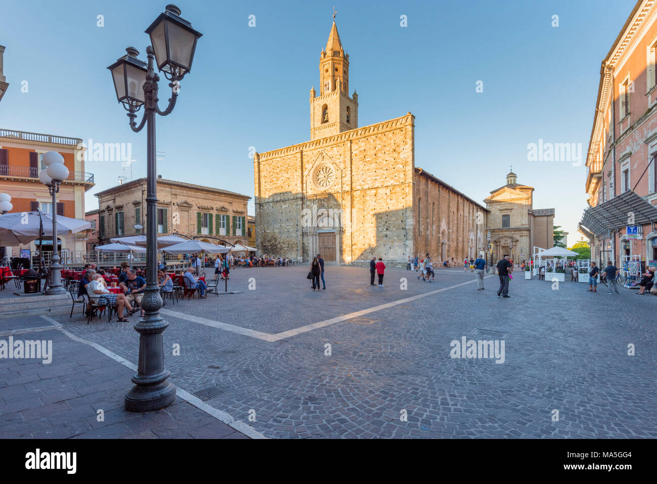 Basilica di Santa Maria Assunta di Atri al tramonto Europa, Italia, Abruzzo, Teramo, Atri Foto Stock