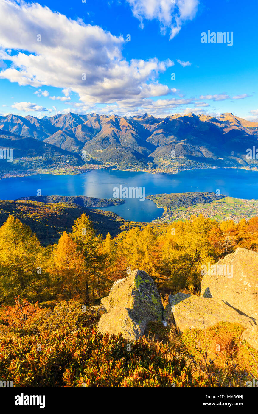 Panorama dalla cima del Legnoncino durante l'autunno. Il Monte Legnoncino, Valvarrone, Lombardia, Italia. Foto Stock