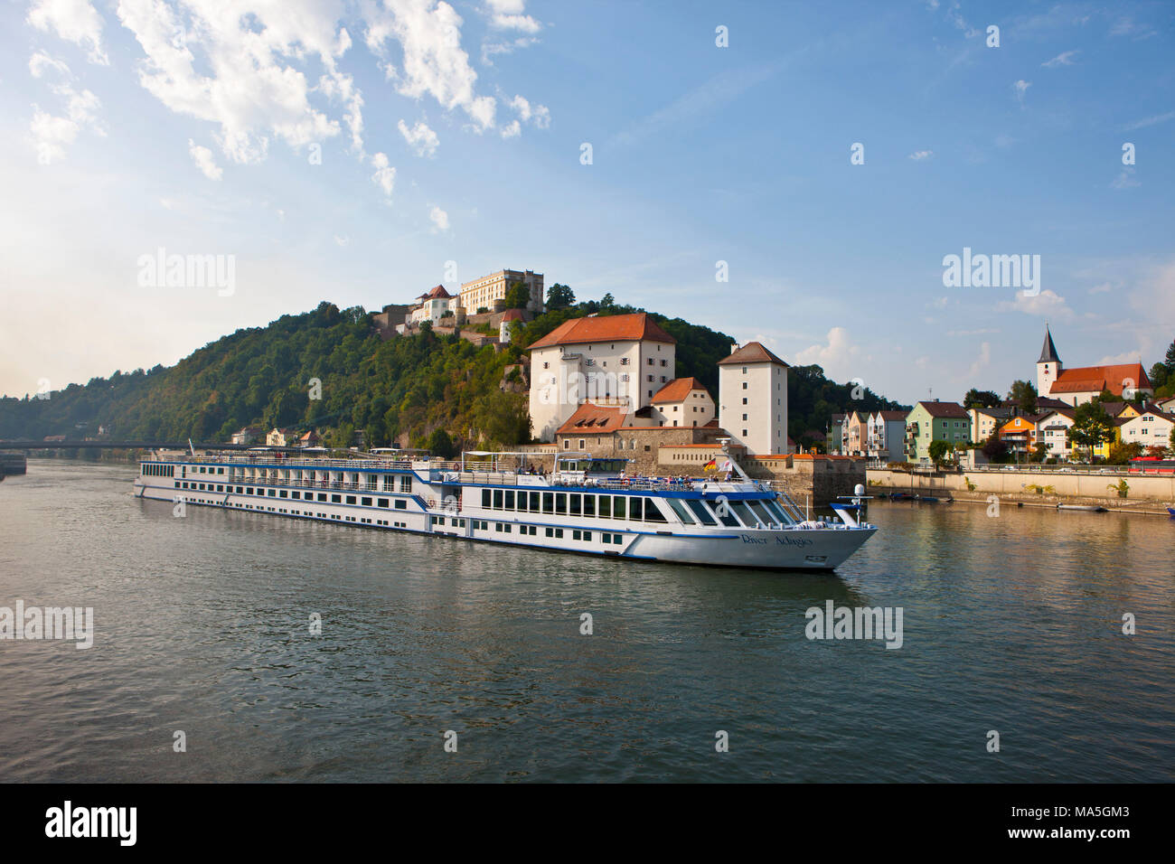 La nave di crociera passando sul Danubio, Passau, Germania Foto Stock