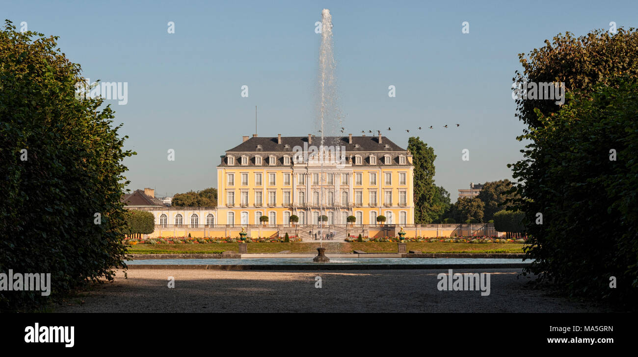 Il Barocco castello di Augustusburg è uno dei primi importanti creazioni del rococò in Bruhl vicino a Bonn, Renania settentrionale-Vestfalia - Germania Foto Stock