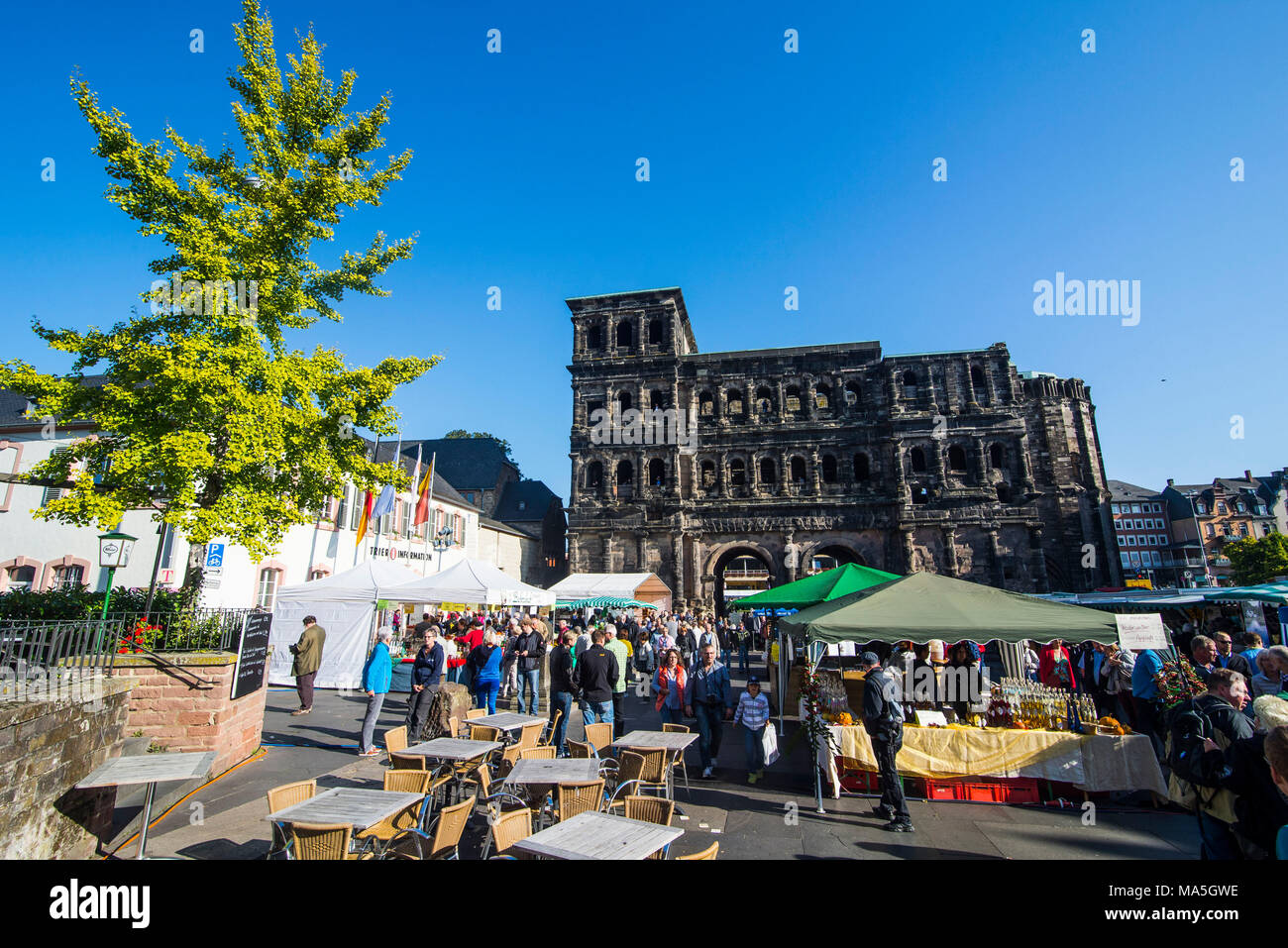 Porta Nigra, il meglio conservato della città romana porta a nord delle Alpi, patrimonio mondiale dell'Unesco, Trier, valle della Mosella, Renania-Palatinato, Germania Foto Stock