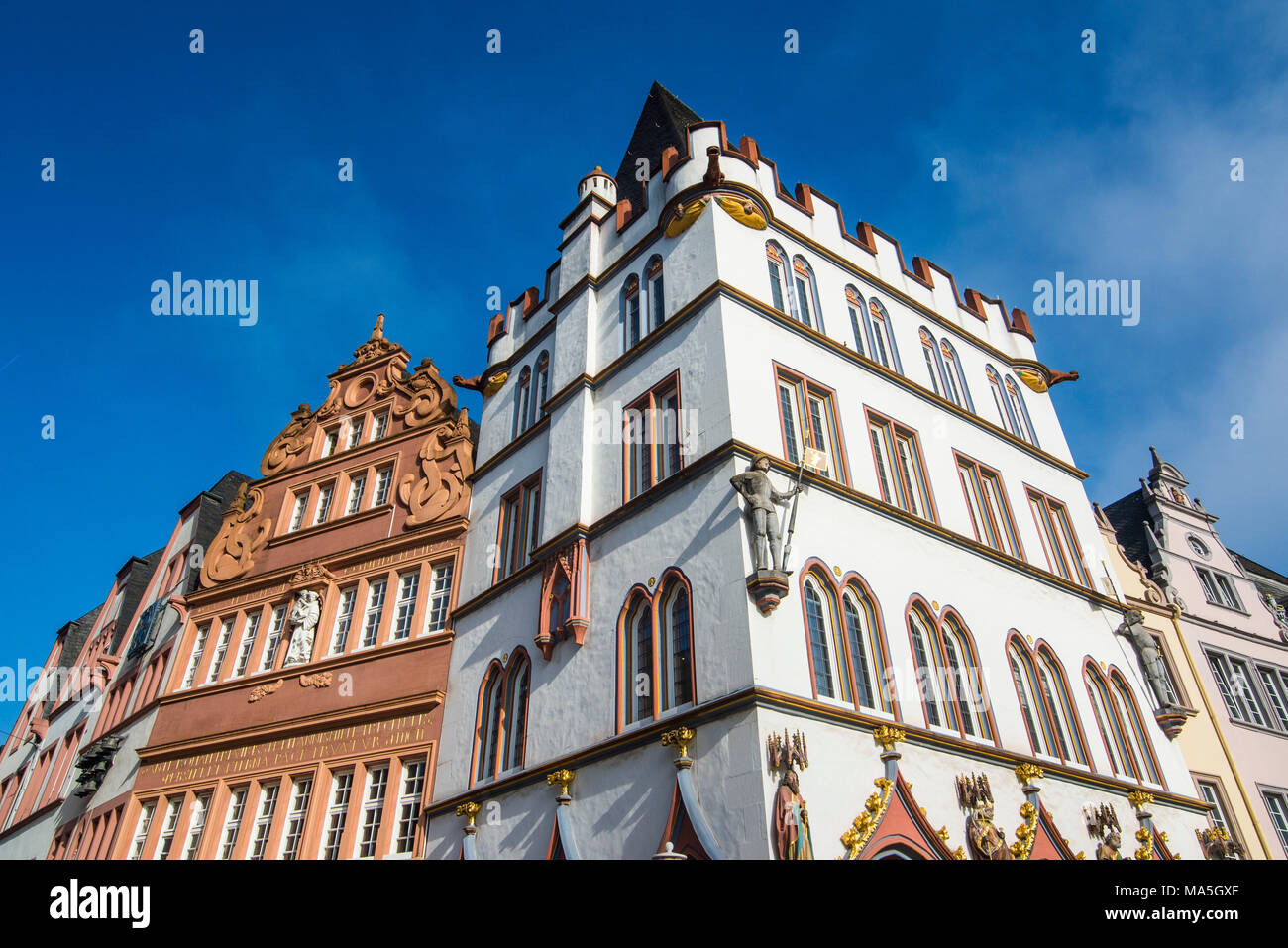 Mercato principale nel centro medievale di patrimonio mondiale dell'Unesco, Trier, valle della Mosella, Renania-Palatinato, Germania Foto Stock