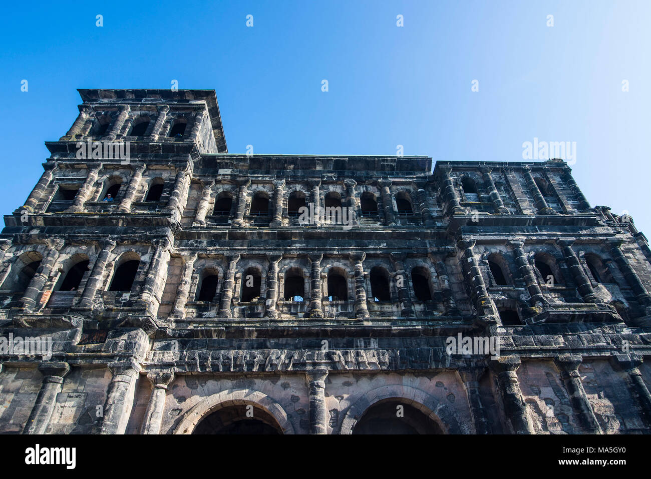 Porta Nigra, il meglio conservato della città romana porta a nord delle Alpi, patrimonio mondiale dell'Unesco, Trier, valle della Mosella, Renania-Palatinato, Germania Foto Stock