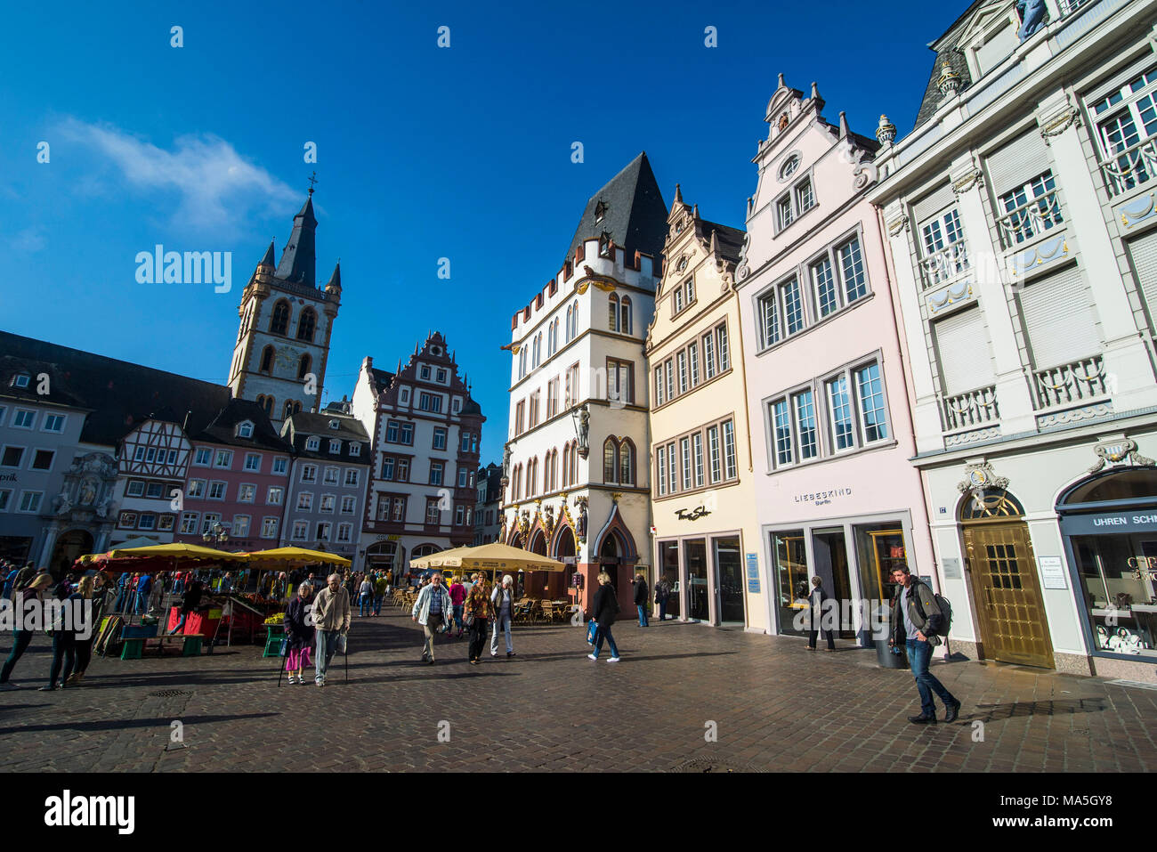 Mercato principale nel centro medievale di patrimonio mondiale dell'Unesco, Trier, valle della Mosella, Renania-Palatinato, Germania Foto Stock