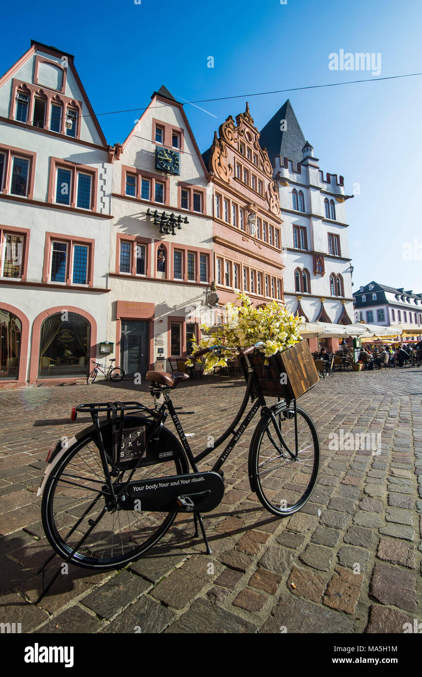 Mercato principale nel centro medievale di patrimonio mondiale dell'Unesco, Trier, valle della Mosella, Renania-Palatinato, Germania Foto Stock