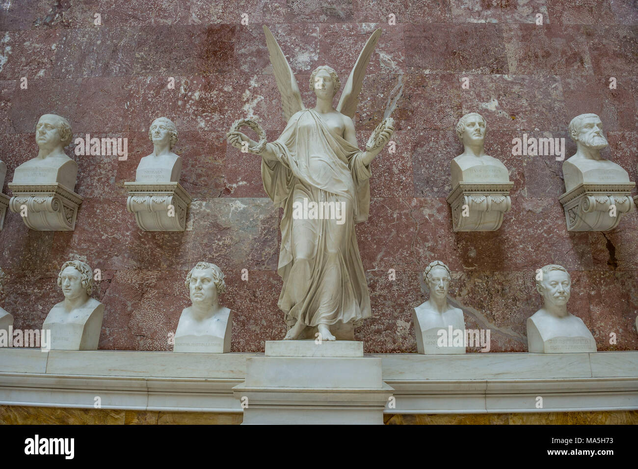 Targhe commemorative all' interno del neo-classico Walhalla hall of fame sul Danubio. La Baviera, Germania Foto Stock