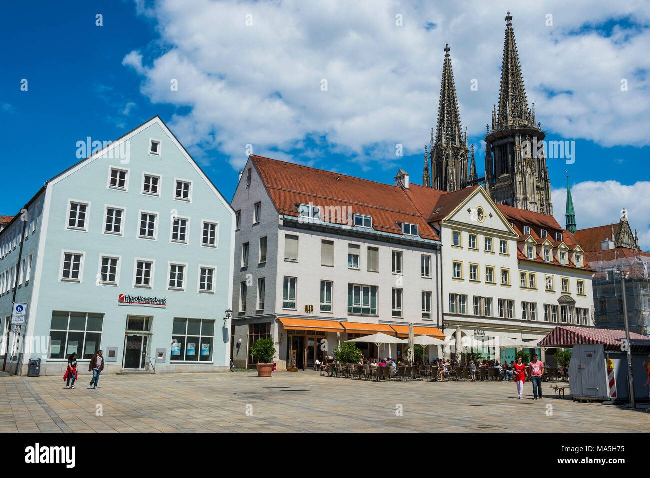 Le case aristocratiche medievali su Neupfarrplatz, una piazza nel patrimonio mondiale dell'Unesco, Regensburg, Baviera, Germania Foto Stock