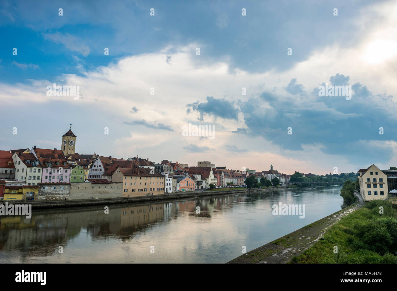 Danubio che scorre prima lo skyline del patrimonio mondiale dell'Unesco, Regensburg, Baviera, Germania Foto Stock