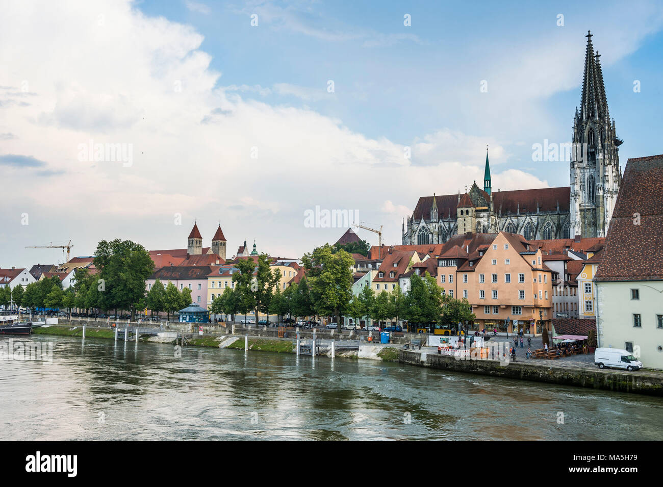 Danubio che scorre prima lo skyline del patrimonio mondiale dell'Unesco, Regensburg, Baviera, Germania Foto Stock