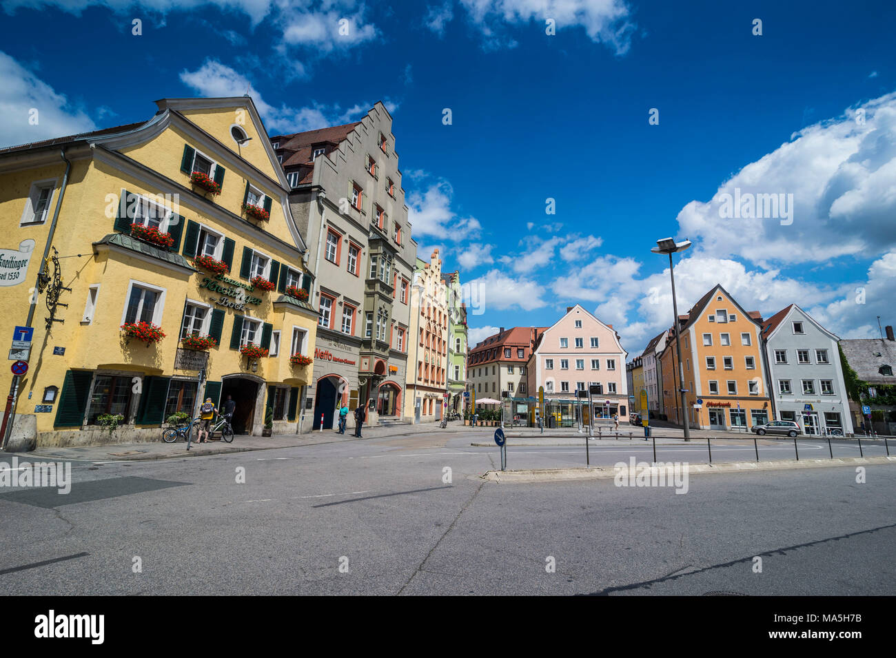 Commerciante di vecchie case sul Arnulfsplatz un quadrato nel patrimonio mondiale dell'Unesco, Regensburg, Baviera, Germania Foto Stock