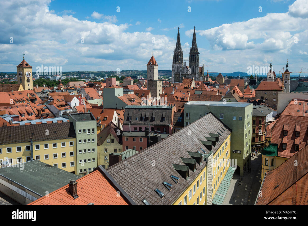 Si affacciano sul patrimonio mondiale dell'Unesco Regensburg dalla torre della chiesa della Santissima Trinità, Baviera, Germania Foto Stock