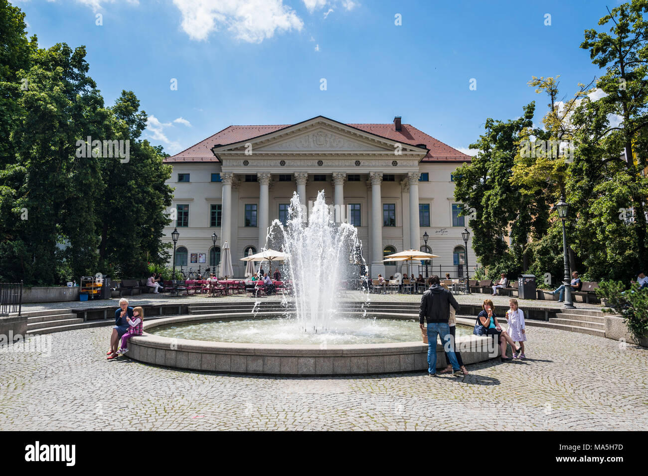 Fontana e la Präsidialpalais (PresidentialPalace), patrimonio mondiale dell'Unesco, Regensburg, Baviera, Germania Foto Stock