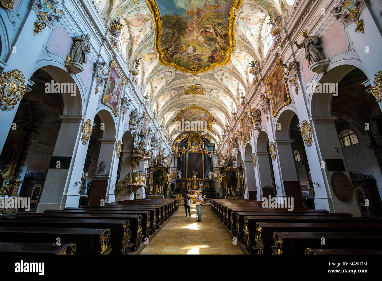 Interno del romanico San Emmeram nella Basilica (abbazia) ora noto come Schloss Thurn und Taxis, patrimonio mondiale dell'Unesco, Regensburg, Baviera, Germania Foto Stock