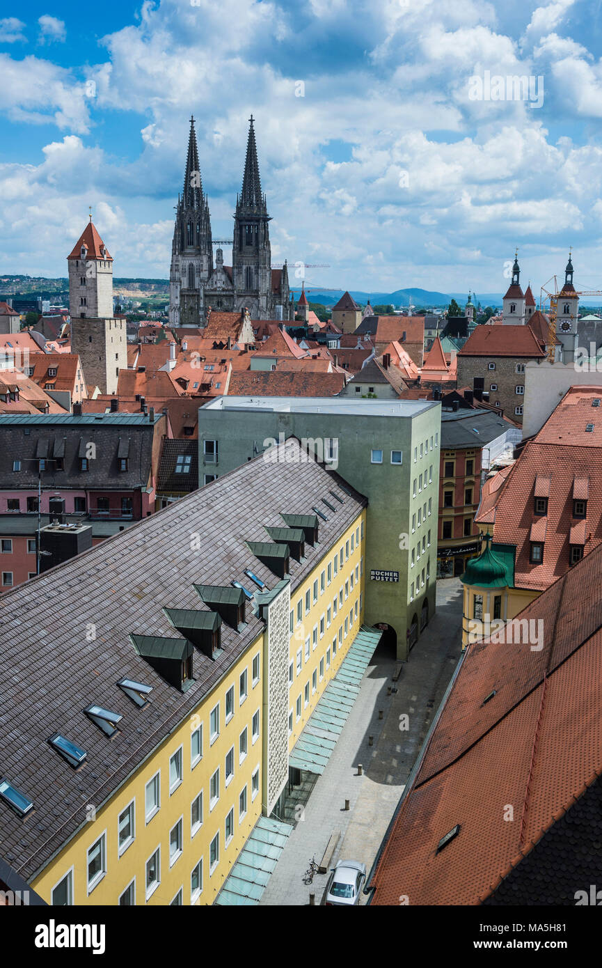 Si affacciano sul patrimonio mondiale dell'Unesco Regensburg dalla torre della chiesa della Santissima Trinità, Baviera, Germania Foto Stock