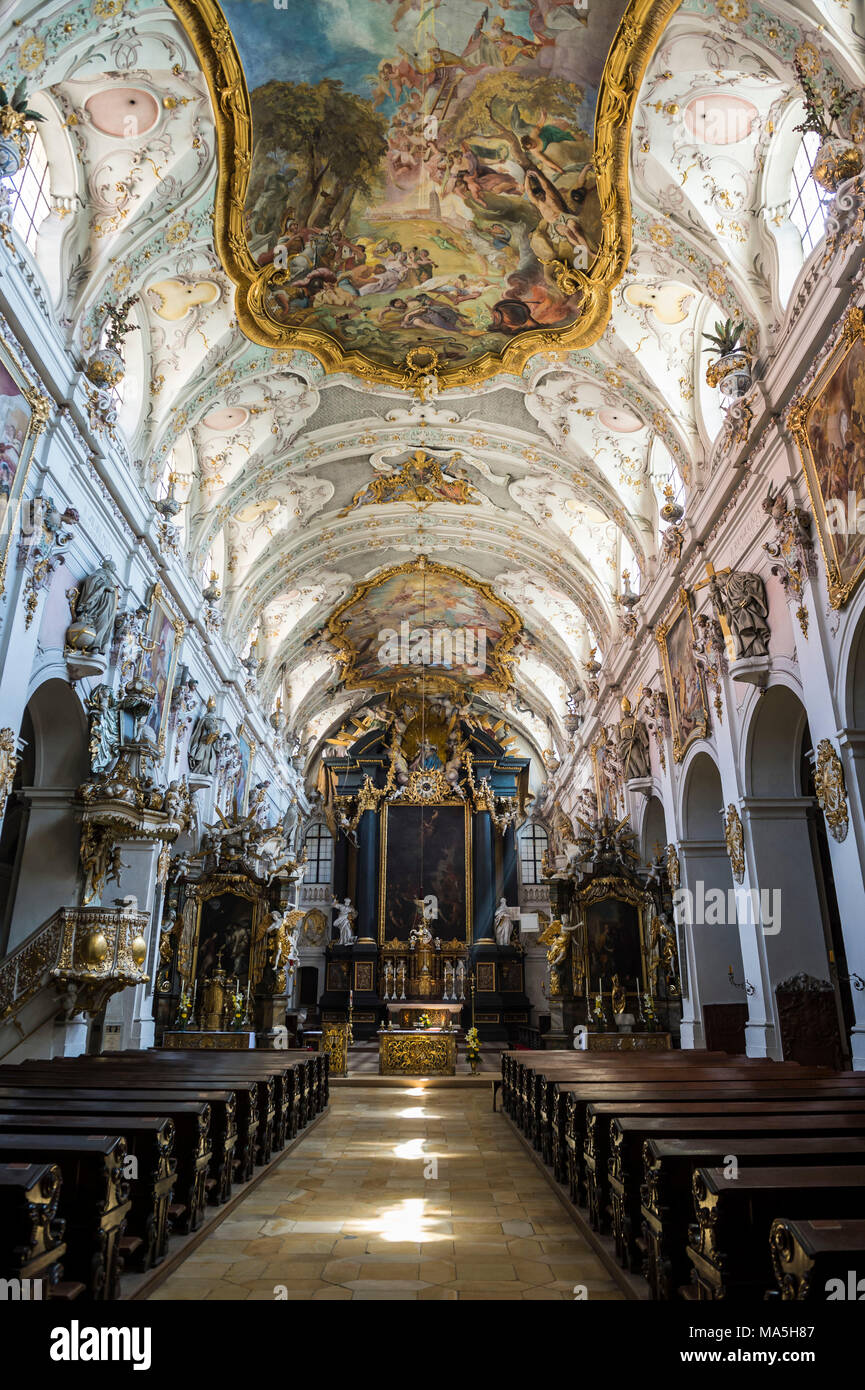 Interno del romanico San Emmeram nella Basilica (abbazia) ora noto come Schloss Thurn und Taxis, patrimonio mondiale dell'Unesco, Regensburg, Baviera, Germania Foto Stock