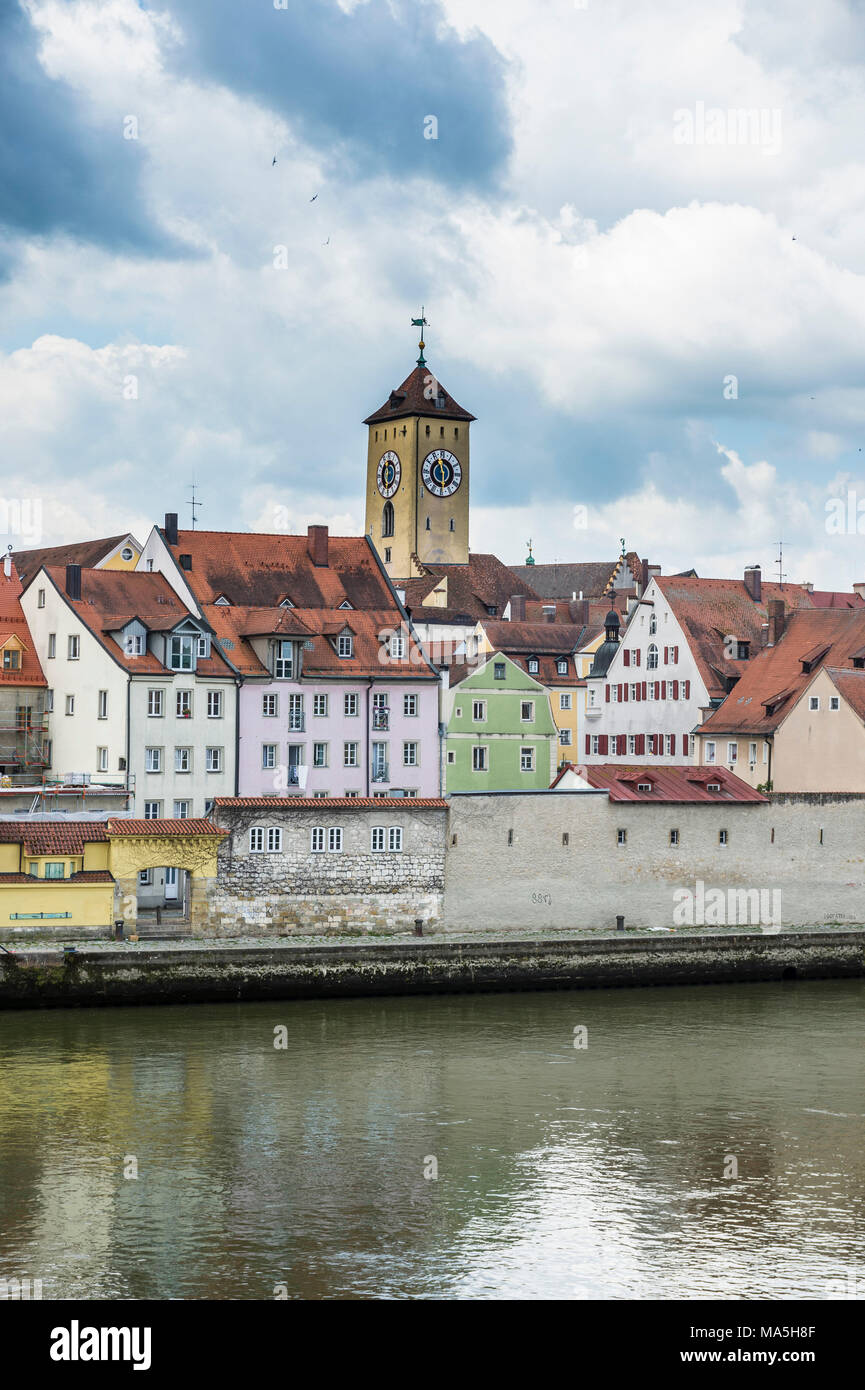 Il Danubio e lo skyline del patrimonio mondiale dell'Unesco, Regensburg, Baviera, Germania Foto Stock